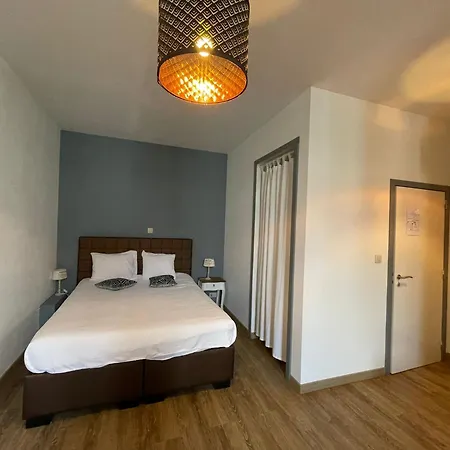 Le Cecil Hotel *